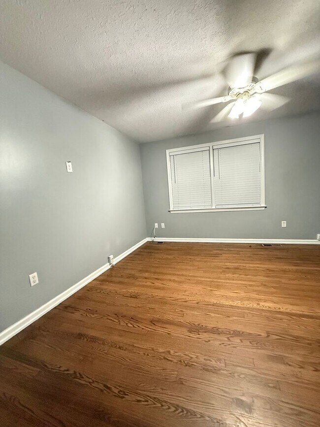 Foto del edificio - Charming 4-Bedroom Brick Ranch in Historic...