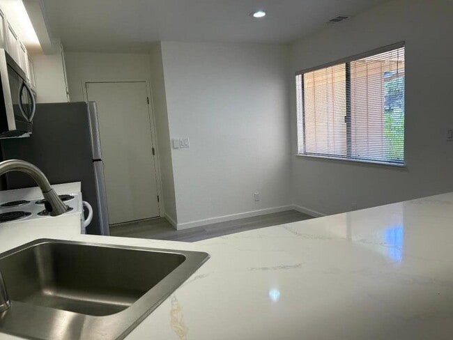 Building Photo - 10 Pyrola Ln