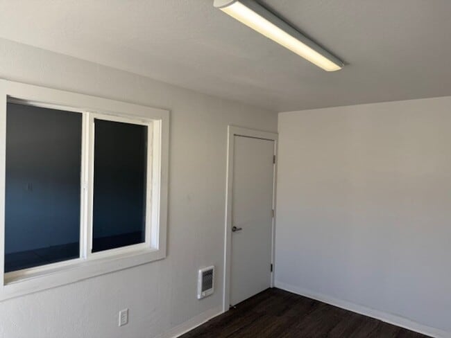 Building Photo - 967 Lawnsdale Rd