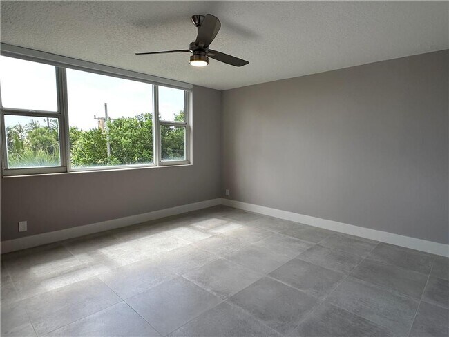 Foto del edificio - 112 N Birch Rd