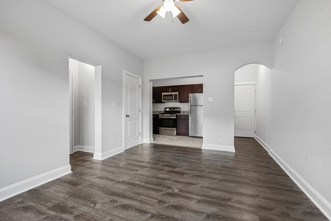 Building Photo - 1608 W Sherwin Ave