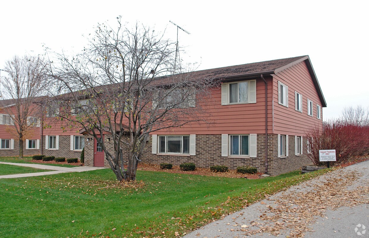 666 Foxtree Cir, Burlington, WI 53105 Apartments in Burlington, WI