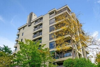 Building Photo - 714 Bellevue Ave E