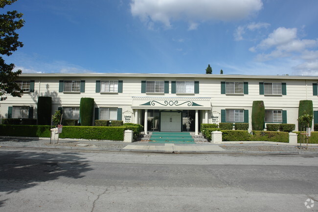 Building Photo - Colonial House South