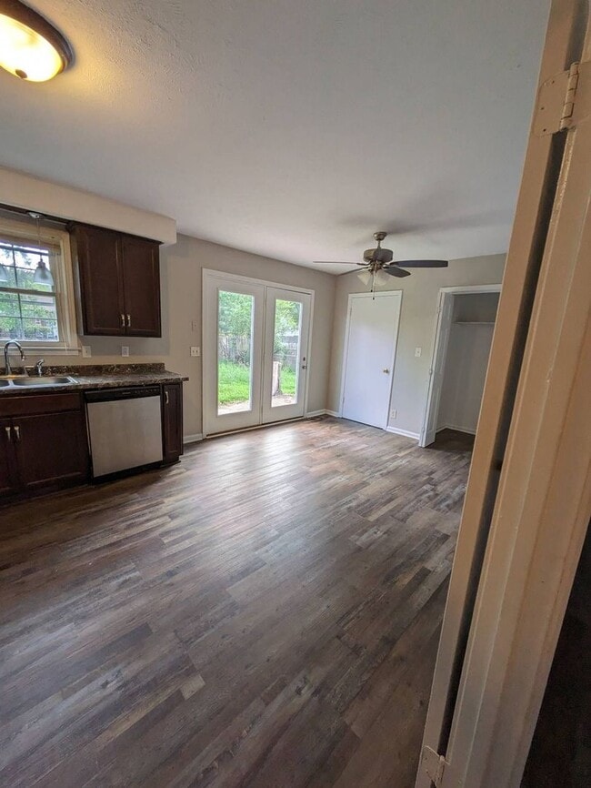 Foto del edificio - 4 Bedroom Pet Friendly Home For Rent With ...
