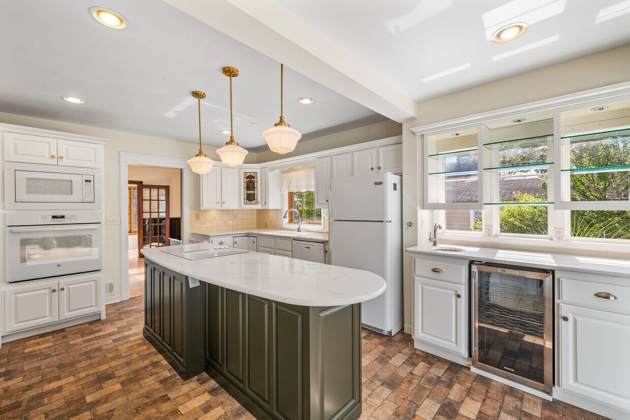 Foto principal - Charming 3 Bedroom, 2 Bath Home with Abund...
