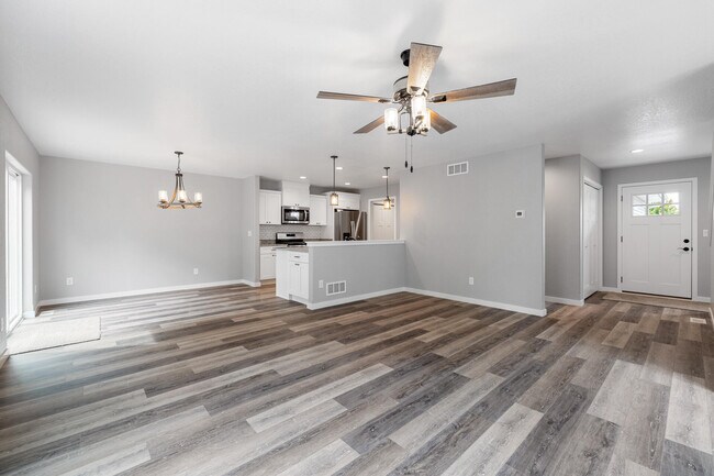 Building Photo - 2105 Daisy Dr