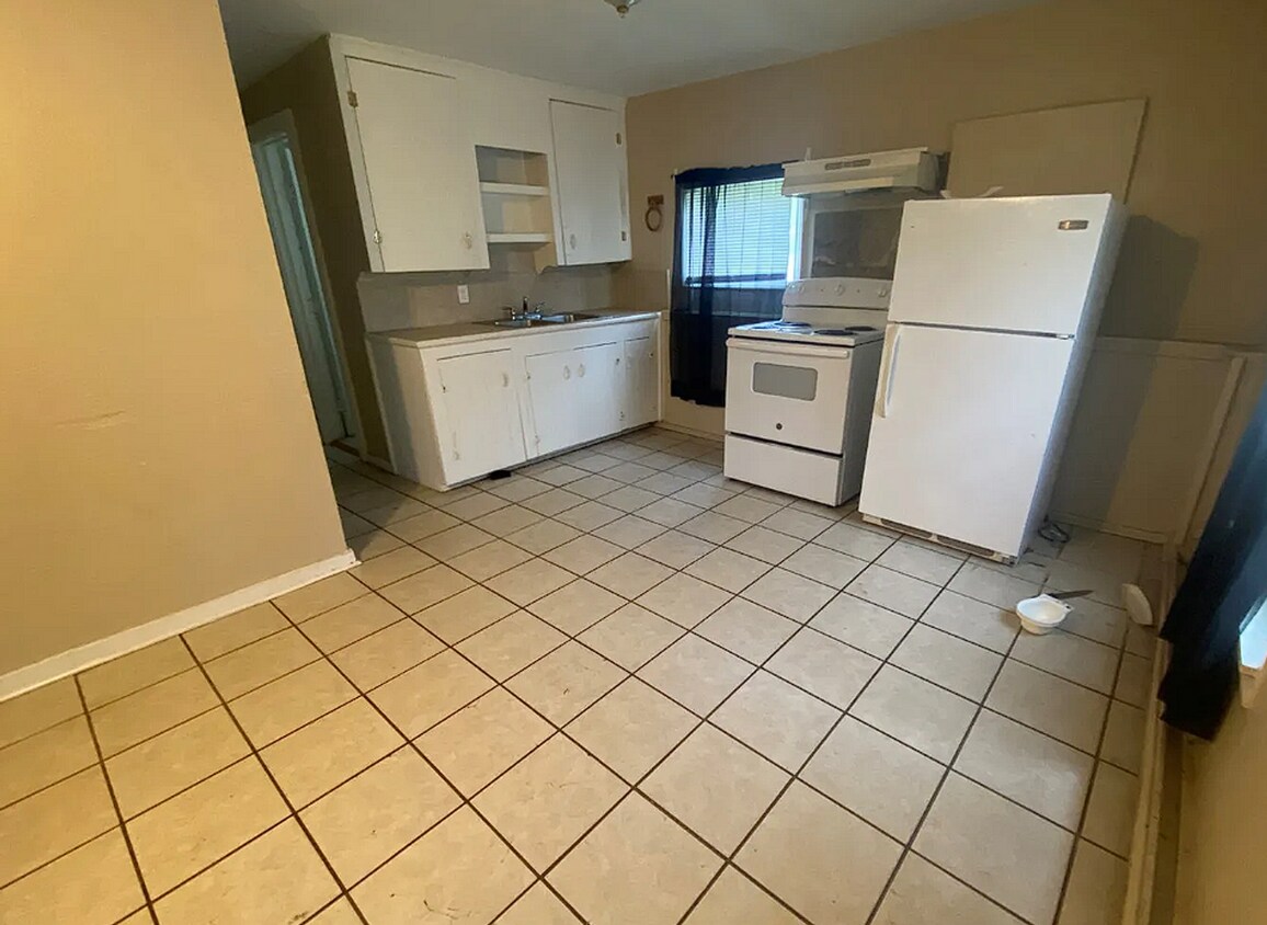 Building Photo - Coming Soon! 2 bed/1 bath!