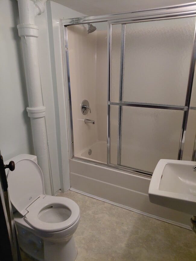 Building Photo - 115 Freedom St