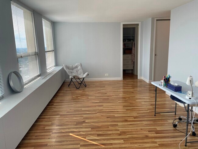 Foto del edificio - 2626 N Lakeview Ave