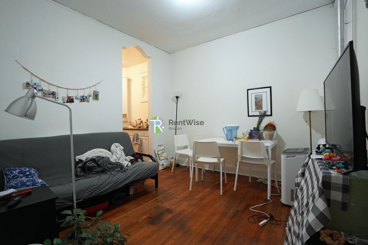 Photo - JUNE 2026-Spacious Comm Ave 1 bed. H/HW inc. Elevator, NO FEE!