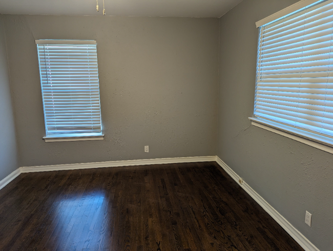 Building Photo - 606 S Weatherred Dr