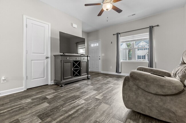Foto del edificio - Marshall Farms Beauty with Dual Suites & Open-Concept Living