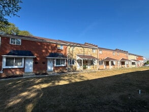 Building Photo - 892 N Meadows Ct