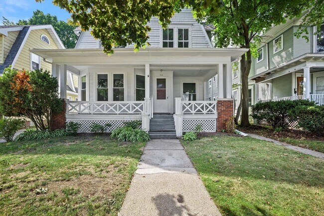 Foto del edificio - Updated 4 Bedroom Victorian on College Ave