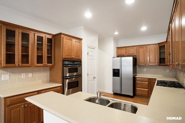 Building Photo - Luxurious 3BR Townhome in Atlanta