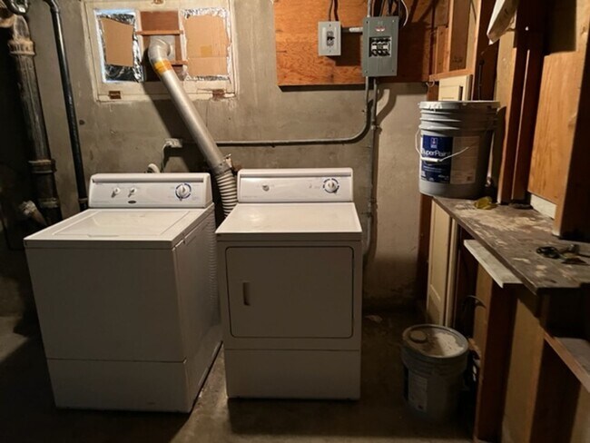Foto del edificio - Updated home with 2 car carport and washer/dryer