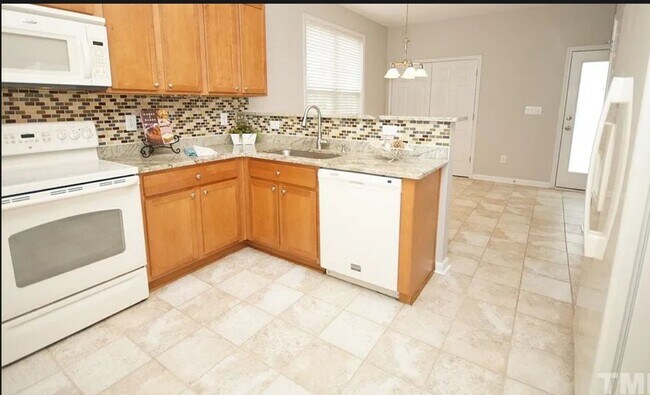 Foto del edificio - Charming 3BR House in Clayton