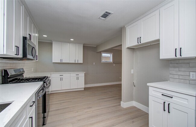 Foto del edificio - 7918 Bayside Dr