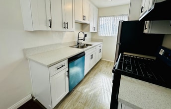 Building Photo - 719 N Kingsley Dr