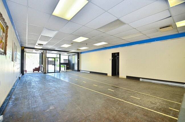 Building Photo - 472 Rue Principale