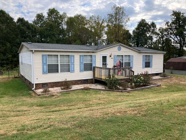 Building Photo - Three Bedroom Home in Hickory
