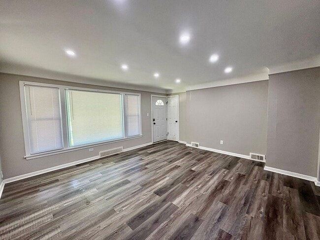 Building Photo - Great South Green home!