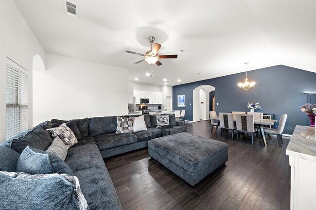 Building Photo - 23706 Via Viale Dr