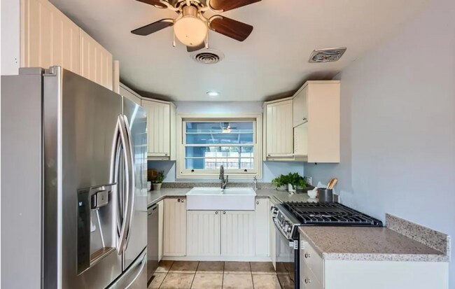 Building Photo - Charming 3-Bedroom Home with Included Util...