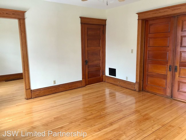 Building Photo - 315-317 N Paterson St