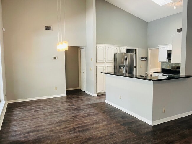 Building Photo - 609 N Longview Pl