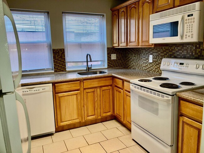 Foto del edificio - Wharton 2bd+Den/1bth w/Private Patio