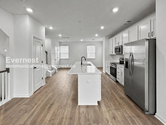 Building Photo - 3 Bed/2.5 Bath Townhome with Garage / Pet-Friendly / Available Now!