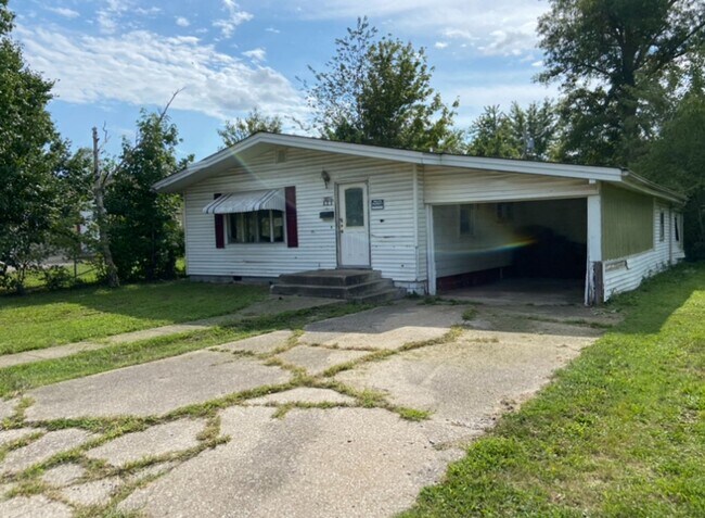Building Photo - Attached Carport! $390 Month / $600 Down