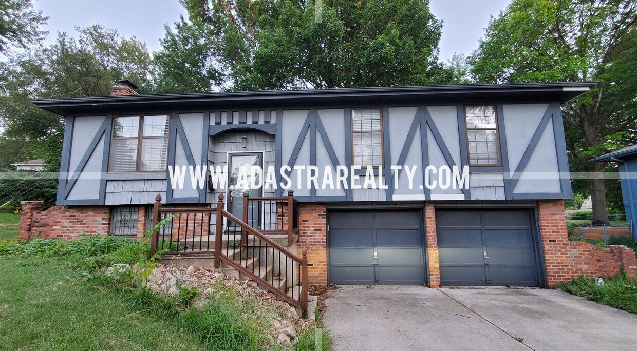 Primary Photo - Beautiful Shawnee Home-AVAILABLE in JUNE!!