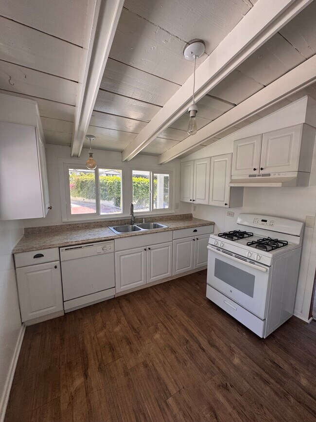 Foto del edificio - 3927 Las Flores Canyon Rd