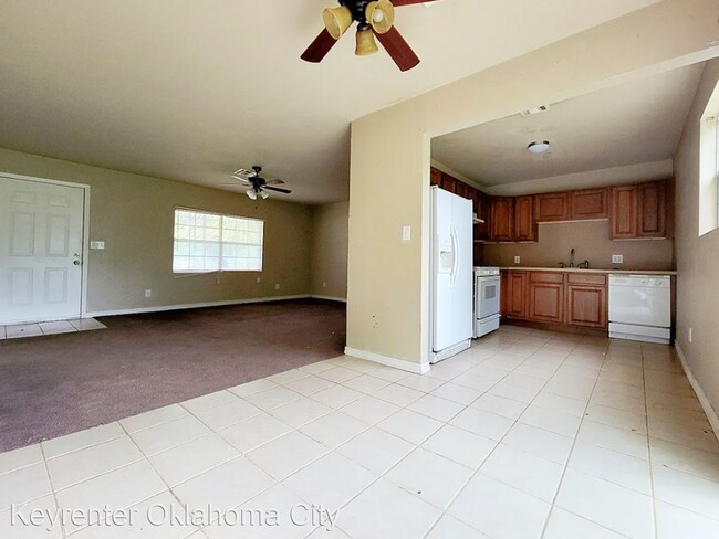 Building Photo - 3 br, 1 bath House - 3028 SE 19th St