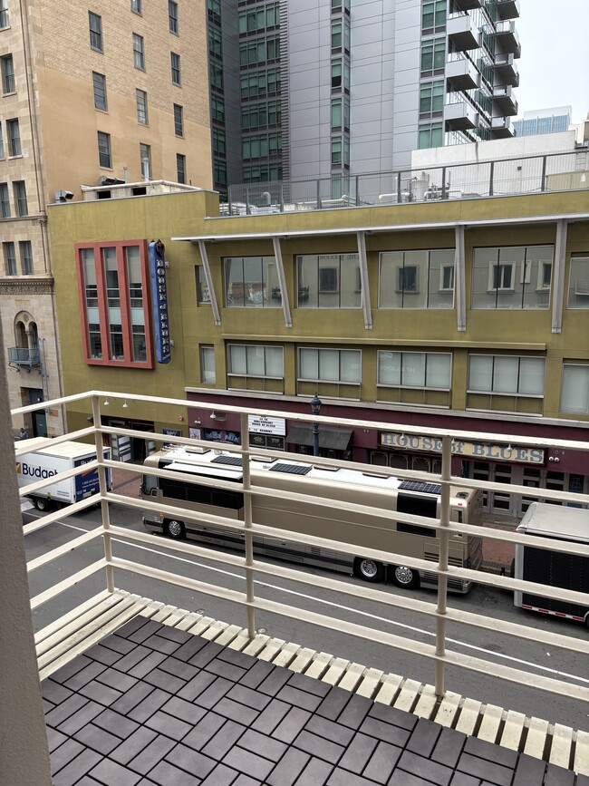 Building Photo - 1055 6th Ave