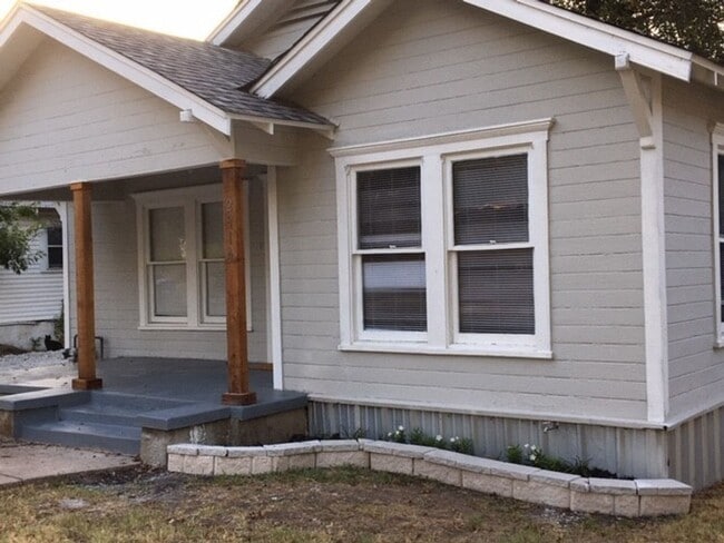 Building Photo - Updated 3/1 with Retro Charm