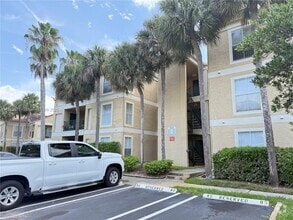 Building Photo - 833 Riverside Dr
