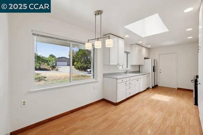 Building Photo - 2047 Queens Ln