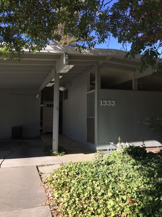 Foto del edificio - Spacious 5-Bedroom Home in Desirable West Davis Location
