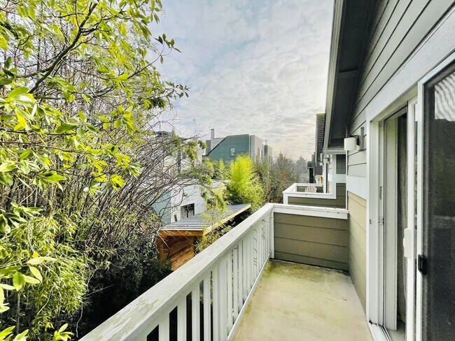 Foto del edificio - North Lake Town home with Attached Garage!