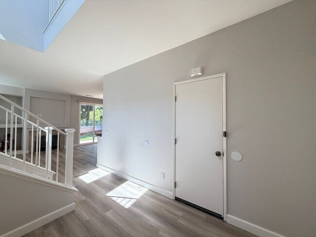 Building Photo - 1103 Calle Tesoro