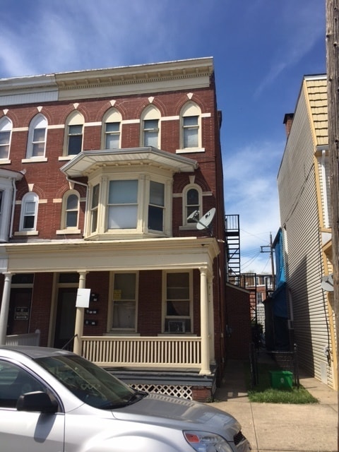 Building Photo - 729 W Poplar St