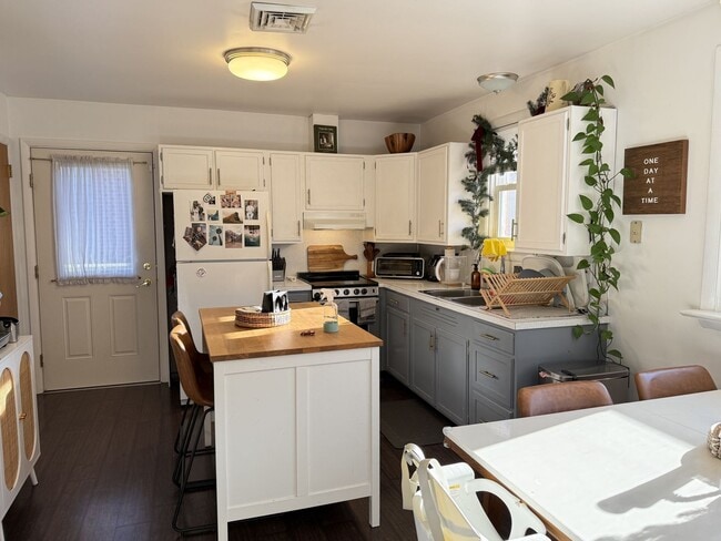 Foto del edificio - Charming 2 Bedroom Home in Prime Lititz Location - Attached Garage & Large Unfinished Basement