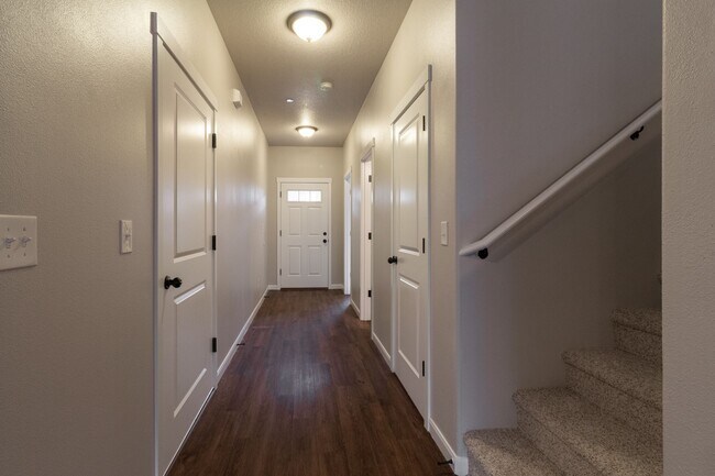 Foto del edificio - Beautiful 4 Bed 3 Townhome with 1 Car Gara...