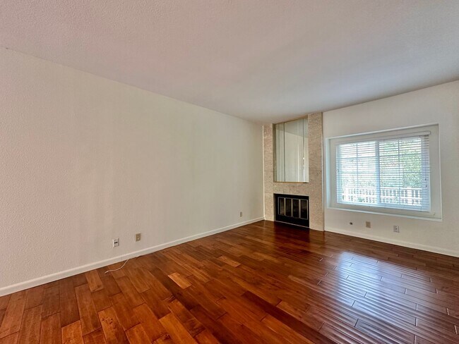 Foto del edificio - Desirable Tri-level Townhome in Carlsbad!