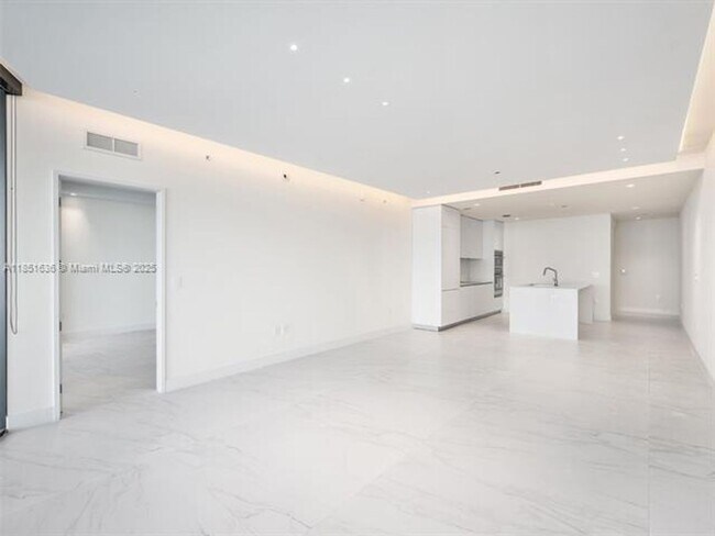 Foto del edificio - 700 NE 24th St
