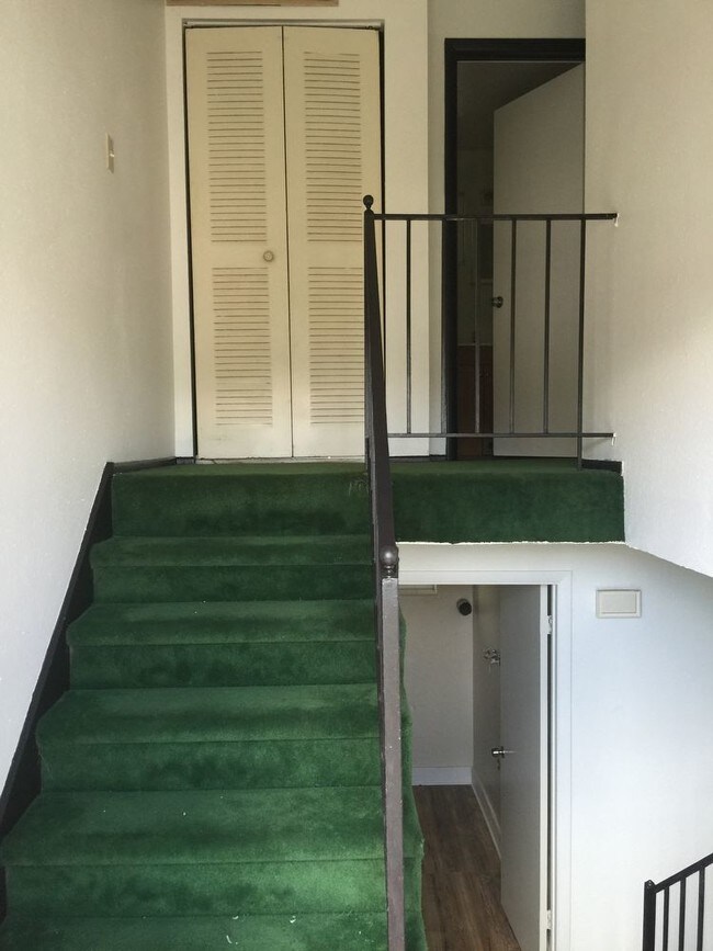 Building Photo - West Valley Duplex